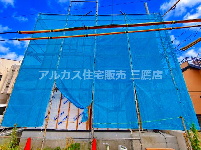 小金井市東町1丁目 中央線 東小金井駅 新築戸建の外観|足場と養生シートに包まれた、建築施工中の建物正面の様子です。