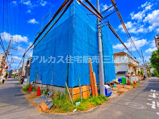 小金井市東町1丁目 中央線 東小金井駅 新築戸建の外観|見通しの良い角地に建つ、建築施工中の現地全景です。