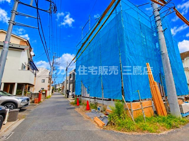 小金井市東町1丁目 中央線 東小金井駅 新築戸建の前面道路含む現地写真|角地に位置する建築現場と、ゆとりのある前面道路・周辺の街並みです。