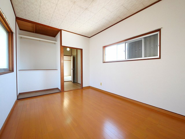 小明町戸建の洋室