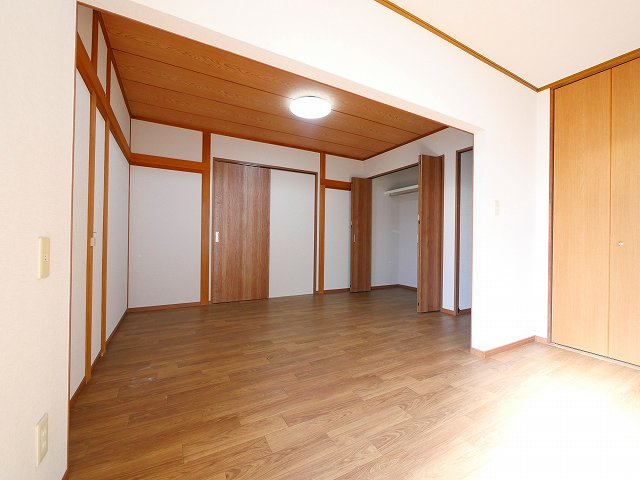 小明町戸建の洋室