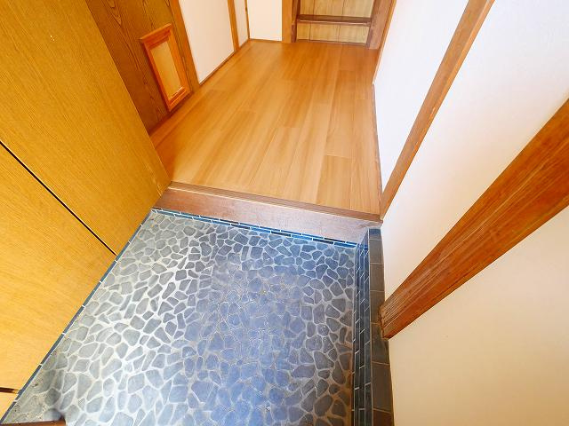 小明町戸建の玄関