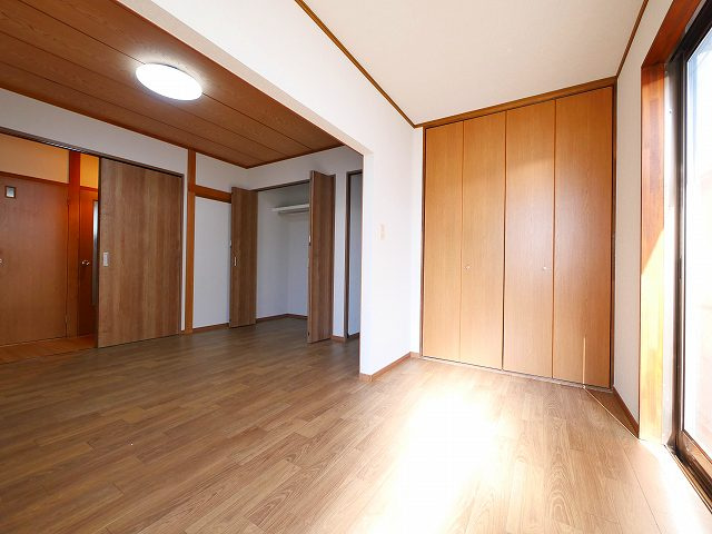 小明町戸建の洋室