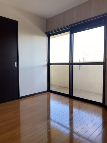 QM壱番館の寝室|開放的な寝室です