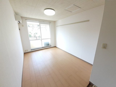 【居間・リビング】 | リバーサイド翠 | こちらの居間で趣味の時間をお楽しみください