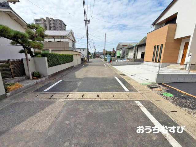 小牧市中央第3(全4棟)の前面道路含む現地写真