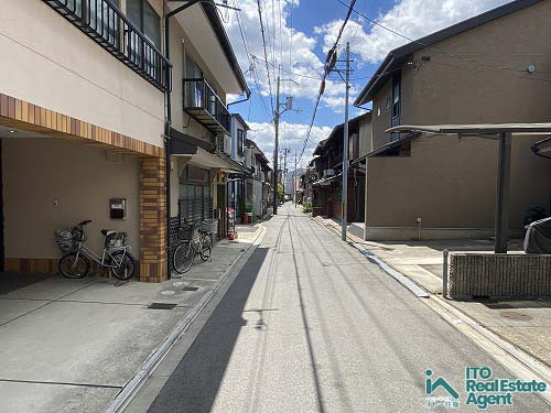 紫野中柏野町 中古戸建の前面道路含む現地写真