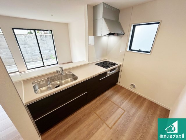 堺市南区赤坂台　第10期　新築一戸建てのキッチン|リビングと統一感があり、使い勝手のいいキッチン。広々としているので、二人並んで作業が出来ちゃいます。お子様と一緒に色々なお料理に挑戦できるスペースがあります。