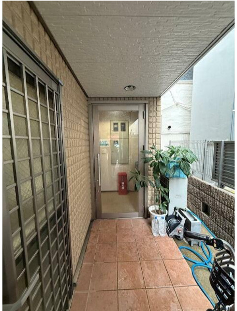 杉並区和泉１丁目の賃貸マンションのエントランス