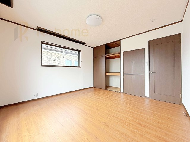筑西市下岡崎　中古戸建ての洋室|どんな部屋家具も合わせやすいシンプルな洋室！
たっぷりの日差しと心地よい風が舞い込む住まい♪