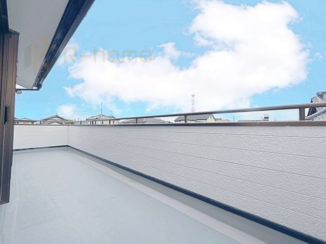 筑西市下岡崎　中古戸建てのバルコニー|奥行きのあるバルコニーは、カフェテラス風にしたり多目的に利用できます♪