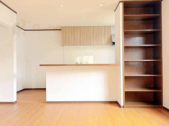 筑西市下岡崎　中古戸建てのキッチン|カウンター付きで配膳もラクラク♪便利な収納棚付きでスッキリ収納♪
