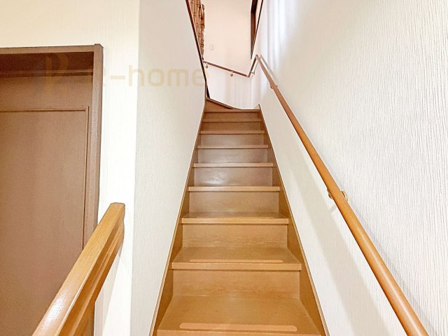 筑西市下岡崎　中古戸建ての内装|手すりのついた階段！昇り降りも安心です♪