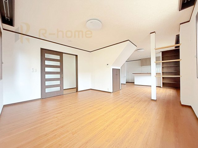 筑西市下岡崎　中古戸建ての居間・リビング|広々としたLDK♪充分な広さがあり、ご家族でインテリアのレイアウトを考えるのも楽しみですね！