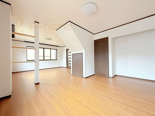 筑西市下岡崎　中古戸建ての居間・リビング|広々とした余裕のあるリビングです♪窓から自然光が差し込む明るい空間！