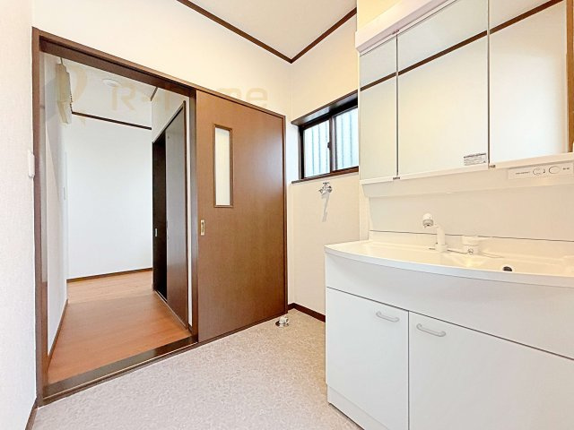 筑西市下岡崎　中古戸建ての洗面所|清潔感溢れる洗面台は嬉しい三面鏡付き。2026年2月に交換済みです♪