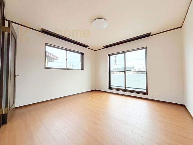 筑西市下岡崎　中古戸建ての洋室|2面窓の風通しの良い洋室です♪差し込む暖かな陽当たりで、室内がくつろげる空間に早変わりです♪