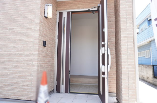越谷市弥栄町3丁目 中古戸建の玄関