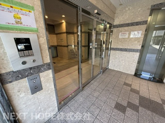 【エントランス】 | キングマンション新淀川 | エントランスはオートロックで女性の方も安心してご入居していただけます！