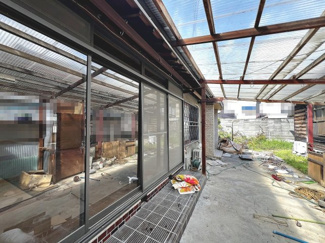 【庭】 | 富秋町２丁目　中古戸建 | 南向き日当たり良好の広いお庭は公道に面していないのでプライバシーが守られ子育てにも最適です。
