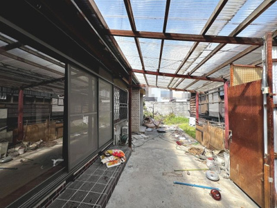 【庭】 | 富秋町２丁目　中古戸建 | 広縁からつながるテラスも自由にリフォームDIYが可能です。日当たりのいいお庭で家族の時間をお楽しみください。