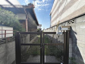 【エントランス】 | 富秋町２丁目　中古戸建 | 敷地が奥に広がっているのでプライバシーが守られ、子育て世代にも安心です。敷地が奥に広がっているのでプライバシーが守られ、子育て世代にも安心です。