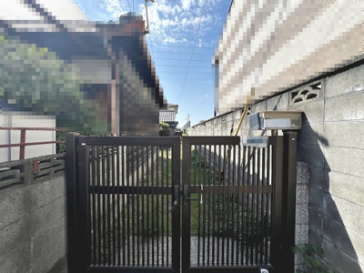 【エントランス】 | 富秋町２丁目　中古戸建 | 敷地が奥に広がっているのでプライバシーが守られ、子育て世代にも安心です。敷地が奥に広がっているのでプライバシーが守られ、子育て世代にも安心です。