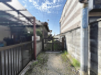 【エントランス】 | 富秋町２丁目　中古戸建 | 敷地入口へは専用の通路になります。玄関へのアプローチも思いのままに造り上げることが可能です。※リフォームには別途費用が発生します