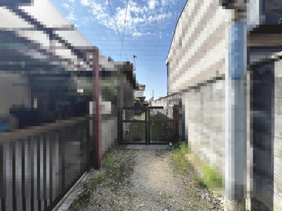【エントランス】 | 富秋町２丁目　中古戸建 | 敷地入口へは専用の通路になります。玄関へのアプローチも思いのままに造り上げることが可能です。※リフォームには別途費用が発生します