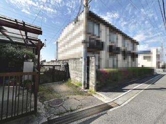【前面道路含む現地写真】 | 富秋町２丁目　中古戸建 | リフォームプランのご相談も承っております。
詳しくはお気軽に係りの者にお尋ねください！
※リフォームには別途費用が発生します。
