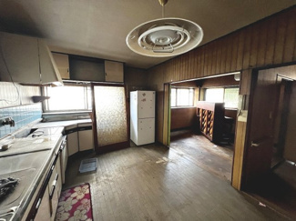 【居間・リビング】 | 富秋町２丁目　中古戸建 | 改装前のお渡しになります。明るいリビングダイニングをリフォームにてかなえてみてください。※リフォームには別途費用が発生します。