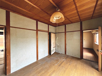 【洋室】 | 富秋町２丁目　中古戸建 | リフォーム前の室内です。お好きな間取に仕上げてください。※リフォームには別途費用が発生します。