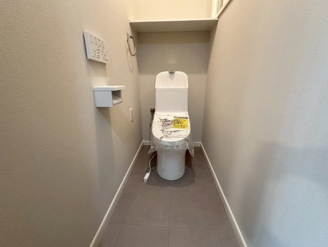 西院西高田町のトイレ|お気に入りのカバーやマット、スリッパを置いて快適空間に♪（R8.5撮影）