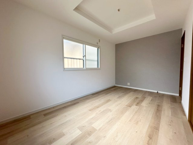 西院西高田町の洋室|変化のあるクロス（壁紙）で奥行きと立体感が感じられます。（R8.5撮影）
