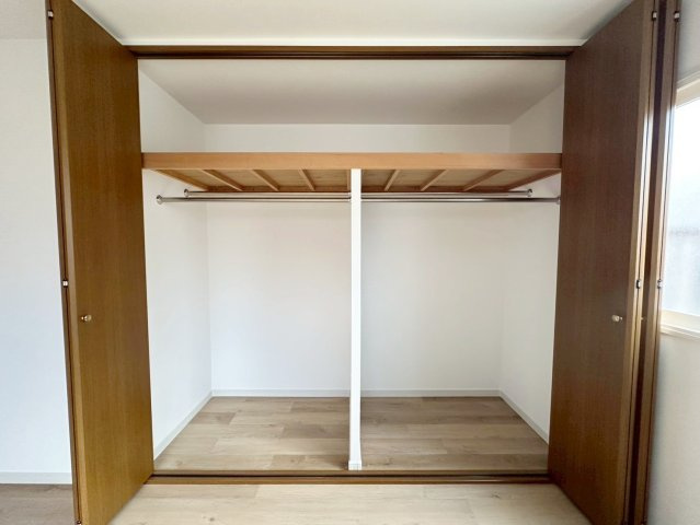 西院西高田町の収納|クローゼット内はハンガーパイプが備え付けになっております。上部には棚も設けられており、収納ボックスなどでスッキリ整理整頓もできちゃいます！（R8.5撮影）