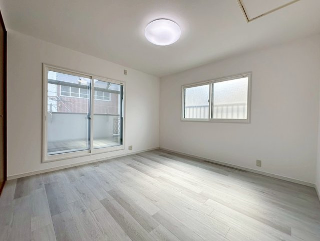 西院西高田町の洋室|木目や白を基調としたシンプルな仕上がりの洋室はインテリアプランが考えやすいのが魅力！（R8.5撮影）