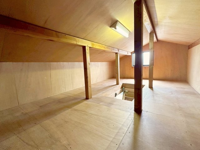 西院西高田町の収納|たっぷり収納が叶う天井収納完備！毎シーズン使う物やお子様の思い出の品などスッキリ！（R8.5撮影）