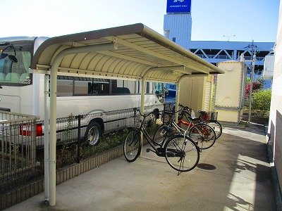 レオパレスルーメンのその他|屋根付き駐輪場です。