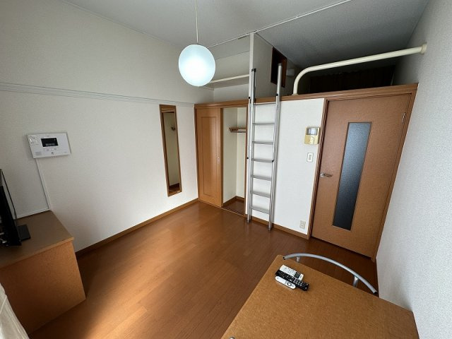 レオパレスソレイユの寝室|落ち着いた色調の寝室です
