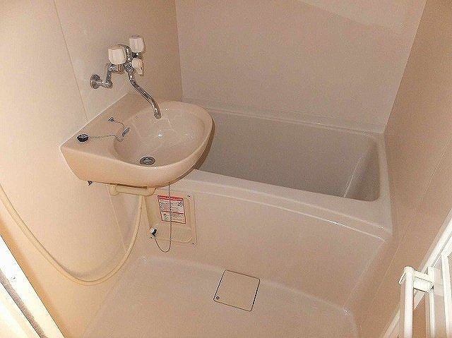 レオパレスｃｕｂｏの浴室|日々の疲れを癒すお風呂付です