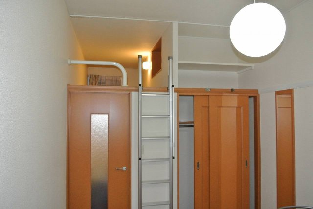 レオパレスセレージュの寝室|落ち着いた色調の寝室です