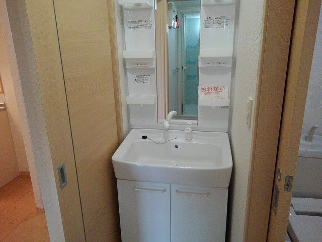インターヒルズ・Ⅱ　のざわの洗面所|明るい洗面所です