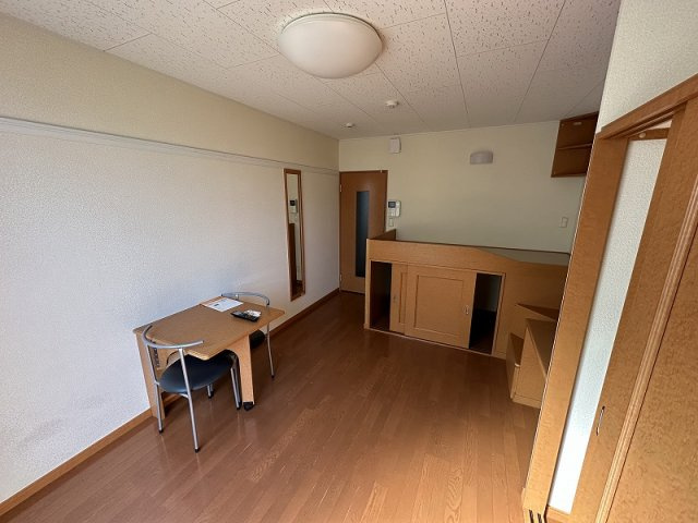 レオパレスサニーヒルズの寝室|広くて明るい寝室