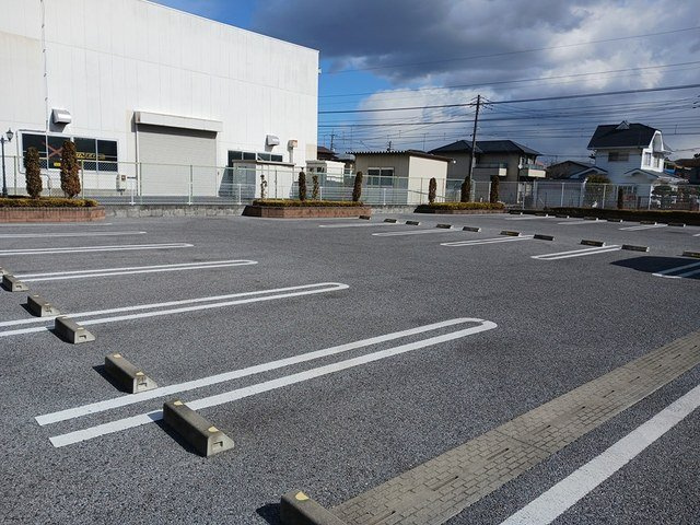 イースト　アヴェニューの駐車場|車をお持ちの方に嬉しい駐車場付きの物件です