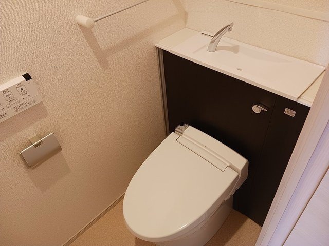 イースト　アヴェニューのトイレ|落ち着いた色調のトイレです