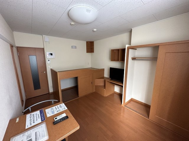 レオパレススカイヒルズの寝室|落ち着いた色調の寝室です