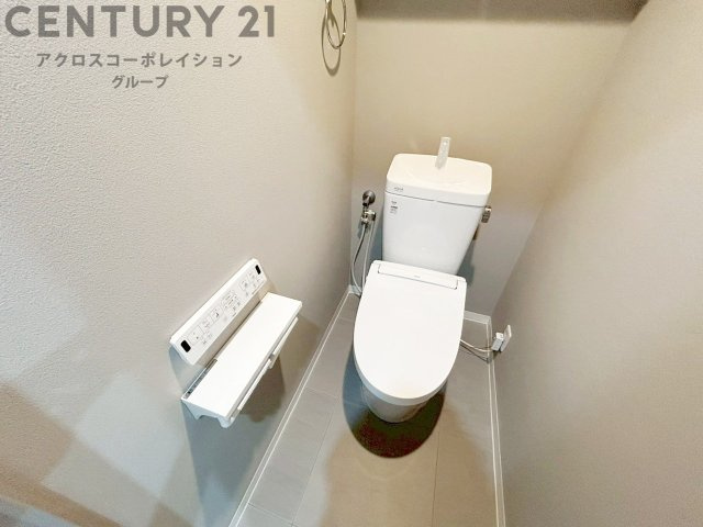 温水洗浄便座付トイレは温水洗浄機能により、暖かい水でおしりを洗浄することができ、冷たい水を使う従来の便座に比べ、温水洗浄機能で暖かいトイレを提供し、快適な使用を可能にします。
