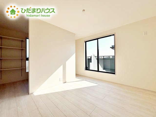 【寝室】 | 小美玉市希望ヶ丘1期　新築戸建　1号棟 | 壁紙はシンプルで清潔なホワイトで統一しています。朝の光をたっぷり浴びながら一日をスタート！目覚めは明るくあたたかな場所で。