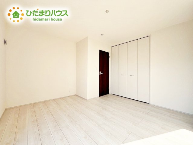 【寝室】 | 小美玉市希望ヶ丘1期　新築戸建　1号棟 | 主寝室は広々していて安らげる空間に。大きな窓から光が差し込み、朝の目覚めも良さそう♪