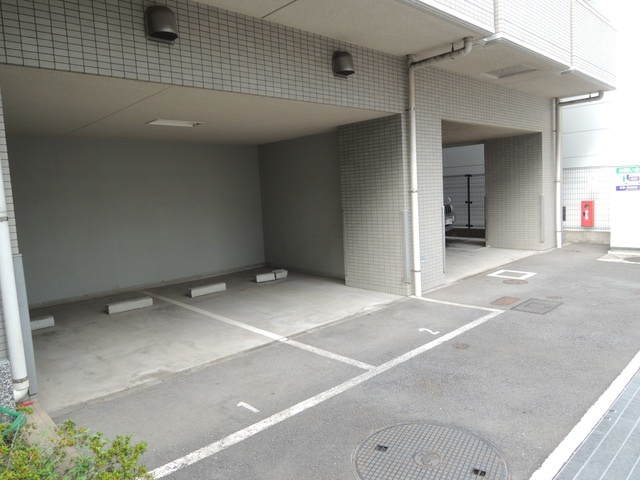 グレース東神田 の駐車場